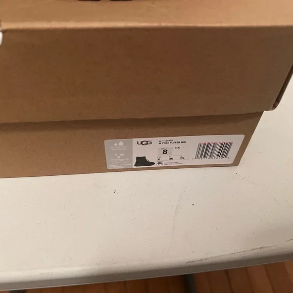 NEW Women’s UGG Genuine Shearling Lined Mid Puffer Boot Black - Picture 8 of 10